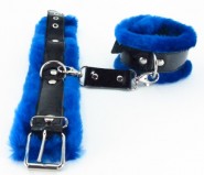 Синие оковы на ноги с мехом BDSM Light