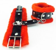 Красные оковы на ноги с мехом BDSM Light