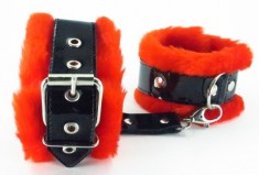 Красные оковы на ноги с мехом BDSM Light