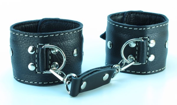 Кожаные наручники черные с белой строчкой